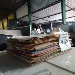 LOTE 293 - 01 LOTE COM VÁRIOS DISCOS DE VINIL. (NO ESTADO) ATENÇÃO! FAZER A VISITAÇÃO ANTES DE ARREMATAR, NÃO SABEMOS SE FUNCIONA. LEILÃO NÃO TEM GARANTIA E NEM DEVOLUÇÃO, SUJEITO A POSSÍVEIS AVARIAS VISÍVEIS/OCULTAS E/OU AUSÊNCIA DE COMPONENTES.
