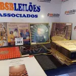 LOTE 383 - 01 LOTE COM VÁRIOS DISCOS DE VINIL. (NO ESTADO) ATENÇÃO! FAZER A VISITAÇÃO ANTES DE ARREMATAR, NÃO SABEMOS SE FUNCIONA. LEILÃO NÃO TEM GARANTIA E NEM DEVOLUÇÃO, SUJEITO A POSSÍVEIS AVARIAS VISÍVEIS/OCULTAS E/OU AUSÊNCIA DE COMPONENTES.