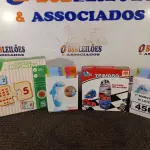 LOTE 456 - 03 BONECOS JOÃO TEIMOSO E 01 JOGO DESCOBRINDO A MATEMÁTICA. (NO ESTADO) ATENÇÃO! FAZER A VISITAÇÃO ANTES DE ARREMATAR, NÃO SABEMOS SE FUNCIONA. LEILÃO NÃO TEM GARANTIA E NEM DEVOLUÇÃO, SUJEITO A POSSÍVEIS AVARIAS VISÍVEIS/OCULTAS E/OU AUSÊNCIA DE COMPONENTES.