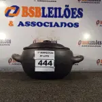 LOTE 444 - 01 PANELA DE BARRO. (NO ESTADO) ATENÇÃO! FAZER A VISITAÇÃO ANTES DE ARREMATAR, NÃO SABEMOS SE FUNCIONA. LEILÃO NÃO TEM GARANTIA E NEM DEVOLUÇÃO, SUJEITO A POSSÍVEIS AVARIAS VISÍVEIS/OCULTAS E/OU AUSÊNCIA DE COMPONENTES.