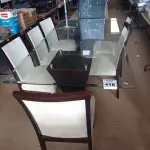 LOTE 418 - 01 MESA DE JANTAR COM TAMPO DE VIDRO E 06 CADEIRAS. (NO ESTADO) ATENÇÃO! FAZER A VISITAÇÃO ANTES DE ARREMATAR, NÃO SABEMOS SE FUNCIONA. LEILÃO NÃO TEM GARANTIA E NEM DEVOLUÇÃO, SUJEITO A POSSÍVEIS AVARIAS VISÍVEIS/OCULTAS E/OU AUSÊNCIA DE COMPONENTES.