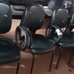 LOTE 287 - 04 CADEIRAS DE ESCRITÓRIO COM BASES FIXAS. (NO ESTADO) ATENÇÃO! FAZER A VISITAÇÃO ANTES DE ARREMATAR, NÃO SABEMOS SE FUNCIONA. LEILÃO NÃO TEM GARANTIA E NEM DEVOLUÇÃO, SUJEITO A POSSÍVEIS AVARIAS VISÍVEIS/OCULTAS E/OU AUSÊNCIA DE COMPONENTES.