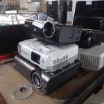 LOTE 333 - 05 PROJETORES MULTIMIDIA MARCAS E MODELOS DIVERSOS. (NO ESTADO) ATENÇÃO! FAZER A VISITAÇÃO ANTES DE ARREMATAR, NÃO SABEMOS SE FUNCIONA. LEILÃO NÃO TEM GARANTIA E NEM DEVOLUÇÃO, SUJEITO A POSSÍVEIS AVARIAS VISÍVEIS/OCULTAS E/OU AUSÊNCIA DE COMPONENTES.