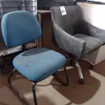 LOTE 291 - 02 CADEIRAS SENDO 01 COM BASE GIRATÓRIA. (NO ESTADO) ATENÇÃO! FAZER A VISITAÇÃO ANTES DE ARREMATAR, NÃO SABEMOS SE FUNCIONA. LEILÃO NÃO TEM GARANTIA E NEM DEVOLUÇÃO, SUJEITO A POSSÍVEIS AVARIAS VISÍVEIS/OCULTAS E/OU AUSÊNCIA DE COMPONENTES.