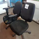 LOTE 507 - 02 CADEIRAS PARA ESCRITÓRIO COM PÉS GIRATÓRIOS. (NO ESTADO) ATENÇÃO! FAZER A VISITAÇÃO ANTES DE ARREMATAR, NÃO SABEMOS SE FUNCIONA. LEILÃO NÃO TEM GARANTIA E NEM DEVOLUÇÃO, SUJEITO A POSSÍVEIS AVARIAS VISÍVEIS/OCULTAS E/OU AUSÊNCIA DE COMPONENTES.