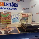LOTE 414 - 01 LOTE COM VÁRIOS DISCOS DE VINIL. (NO ESTADO) ATENÇÃO! FAZER A VISITAÇÃO ANTES DE ARREMATAR, NÃO SABEMOS SE FUNCIONA. LEILÃO NÃO TEM GARANTIA E NEM DEVOLUÇÃO, SUJEITO A POSSÍVEIS AVARIAS VISÍVEIS/OCULTAS E/OU AUSÊNCIA DE COMPONENTES.