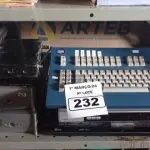 LOTE 232 - 02 APARELHOS DE DVD, 01 VIDEOCASSETE E 01 TECLADO, 02 CPU’S, 01 BASE DE MICROFONE E 03 GRAVADORES DE FITA CASSETE. (NO ESTADO) ATENÇÃO! FAZER A VISITAÇÃO ANTES DE ARREMATAR, NÃO SABEMOS SE FUNCIONA. LEILÃO NÃO TEM GARANTIA E NEM DEVOLUÇÃO, SUJEITO A POSSÍVEIS AVARIAS VISÍVEIS/OCULTAS E/OU AUSÊNCIA DE COMPONENTES.