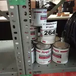 LOTE 264 - 12 LATAS DE COLA PLÁSTICA ANJO. (NO ESTADO) ATENÇÃO! FAZER A VISITAÇÃO ANTES DE ARREMATAR, NÃO SABEMOS SE FUNCIONA. LEILÃO NÃO TEM GARANTIA E NEM DEVOLUÇÃO, SUJEITO A POSSÍVEIS AVARIAS VISÍVEIS/OCULTAS E/OU AUSÊNCIA DE COMPONENTES.