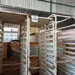 LOTE 518 - 03 CARRINHOS PARA TRANSPORTE DE BANDEJAS. (NO ESTADO) ATENÇÃO! FAZER A VISITAÇÃO ANTES DE ARREMATAR, NÃO SABEMOS SE FUNCIONA. LEILÃO NÃO TEM GARANTIA E NEM DEVOLUÇÃO, SUJEITO A POSSÍVEIS AVARIAS VISÍVEIS/OCULTAS E/OU AUSÊNCIA DE COMPONENTES.