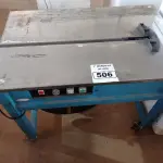 LOTE 506 - 01 MAQUINA ELÉTRICA ARQUEADORA DE FITA MODELO TP-202 MARCA KORETECH 110V. (NO ESTADO) ATENÇÃO! FAZER A VISITAÇÃO ANTES DE ARREMATAR, NÃO SABEMOS SE FUNCIONA. LEILÃO NÃO TEM GARANTIA E NEM DEVOLUÇÃO, SUJEITO A POSSÍVEIS AVARIAS VISÍVEIS/OCULTAS E/OU AUSÊNCIA DE COMPONENTES.