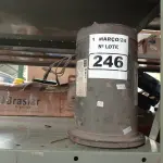 LOTE 246 - 01 MOTOR ELÉTRICO. (NO ESTADO) ATENÇÃO! FAZER A VISITAÇÃO ANTES DE ARREMATAR, NÃO SABEMOS SE FUNCIONA. LEILÃO NÃO TEM GARANTIA E NEM DEVOLUÇÃO, SUJEITO A POSSÍVEIS AVARIAS VISÍVEIS/OCULTAS E/OU AUSÊNCIA DE COMPONENTES.