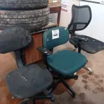 LOTE 446 - 03 CADEIRAS DE ESCRITÓRIO COM BASES GIRATÓRIAS. (NO ESTADO) ATENÇÃO! FAZER A VISITAÇÃO ANTES DE ARREMATAR, NÃO SABEMOS SE FUNCIONA. LEILÃO NÃO TEM GARANTIA E NEM DEVOLUÇÃO, SUJEITO A POSSÍVEIS AVARIAS VISÍVEIS/OCULTAS E/OU AUSÊNCIA DE COMPONENTES.