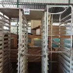 LOTE 518 - 03 CARRINHOS PARA TRANSPORTE DE BANDEJAS. (NO ESTADO) ATENÇÃO! FAZER A VISITAÇÃO ANTES DE ARREMATAR, NÃO SABEMOS SE FUNCIONA. LEILÃO NÃO TEM GARANTIA E NEM DEVOLUÇÃO, SUJEITO A POSSÍVEIS AVARIAS VISÍVEIS/OCULTAS E/OU AUSÊNCIA DE COMPONENTES.