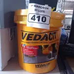 LOTE 410 - 01 BALDE DE VEDACIT, ADITIVO IMPERMEABILIZANTE PARA CONCRETOS E ARGAMASSAS. (NO ESTADO) ATENÇÃO! FAZER A VISITAÇÃO ANTES DE ARREMATAR, NÃO SABEMOS SE FUNCIONA. LEILÃO NÃO TEM GARANTIA E NEM DEVOLUÇÃO, SUJEITO A POSSÍVEIS AVARIAS VISÍVEIS/OCULTAS E/OU AUSÊNCIA DE COMPONENTES.
