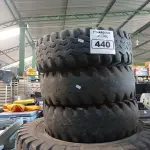 LOTE 440 - 5 PNEUS USADOS COM DIVERSOS AROS PARA BOBCAT. (NO ESTADO) ATENÇÃO! FAZER A VISITAÇÃO ANTES DE ARREMATAR, NÃO SABEMOS SE FUNCIONA. LEILÃO NÃO TEM GARANTIA E NEM DEVOLUÇÃO, SUJEITO A POSSÍVEIS AVARIAS VISÍVEIS/OCULTAS E/OU AUSÊNCIA DE COMPONENTES.