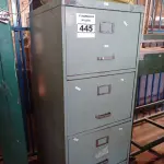 LOTE 445 - 01 ARMÁRIO DE AÇO COM 04 GAVETAS. (NO ESTADO) ATENÇÃO! FAZER A VISITAÇÃO ANTES DE ARREMATAR, NÃO SABEMOS SE FUNCIONA. LEILÃO NÃO TEM GARANTIA E NEM DEVOLUÇÃO, SUJEITO A POSSÍVEIS AVARIAS VISÍVEIS/OCULTAS E/OU AUSÊNCIA DE COMPONENTES.