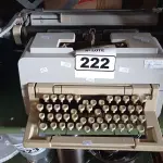 LOTE 222 - 01 MÁQUINA DE ESCREVER. (NO ESTADO) ATENÇÃO! FAZER A VISITAÇÃO ANTES DE ARREMATAR, NÃO SABEMOS SE FUNCIONA. LEILÃO NÃO TEM GARANTIA E NEM DEVOLUÇÃO, SUJEITO A POSSÍVEIS AVARIAS VISÍVEIS/OCULTAS E/OU AUSÊNCIA DE COMPONENTES.