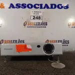 LOTE 248 - 01 PROJETOR MULTIMIDIA MARCA PANASONIC. (NO ESTADO) ATENÇÃO! FAZER A VISITAÇÃO ANTES DE ARREMATAR, NÃO SABEMOS SE FUNCIONA. LEILÃO NÃO TEM GARANTIA E NEM DEVOLUÇÃO, SUJEITO A POSSÍVEIS AVARIAS VISÍVEIS/OCULTAS E/OU AUSÊNCIA DE COMPONENTES.