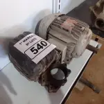LOTE 540 - 01 MOTOR ELÉTRICO E 01 SUCATA DE MOTOR. (NO ESTADO) ATENÇÃO! FAZER A VISITAÇÃO ANTES DE ARREMATAR, NÃO SABEMOS SE FUNCIONA. LEILÃO NÃO TEM GARANTIA E NEM DEVOLUÇÃO, SUJEITO A POSSÍVEIS AVARIAS VISÍVEIS/OCULTAS E/OU AUSÊNCIA DE COMPONENTES.