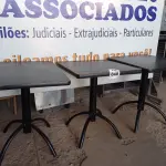 LOTE 048 - 03 MESAS DE MADEIRA E PÉS DE FERRO MEDIDAS VARIADAS. (NO ESTADO, NÃO SABEMOS SE FUNCIONA. LEILÃO NÃO TEM GARANTIA E NEM DEVOLUÇÃO).