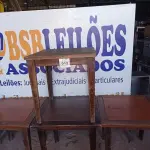 LOTE 019 - 04 MESAS EM MADEIRA MEDINDO 80X80CM. (NO ESTADO, NÃO SABEMOS SE FUNCIONA. LEILÃO NÃO TEM GARANTIA E NEM DEVOLUÇÃO).