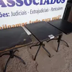 LOTE 047 - 03 MESAS DE MADEIRA E PÉS DE FERRO MEDIDAS VARIADAS. (NO ESTADO, NÃO SABEMOS SE FUNCIONA. LEILÃO NÃO TEM GARANTIA E NEM DEVOLUÇÃO).