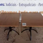 LOTE 069 - 02 MESAS COM TAMPO DE MADEIRA E PÉS DE FERRO MEDINDO 70CMX70CM. (NO ESTADO, NÃO SABEMOS SE FUNCIONA. LEILÃO NÃO TEM GARANTIA E NEM DEVOLUÇÃO).
