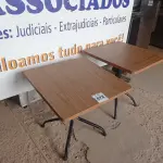 LOTE 072 - 02 MESAS COM TAMPO DE MADEIRA E PÉS DE FERRO MEDINDO 70CMX70CM. (NO ESTADO, NÃO SABEMOS SE FUNCIONA. LEILÃO NÃO TEM GARANTIA E NEM DEVOLUÇÃO).