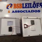 LOTE 098 - 02 PAINÉIS SOLARES 18V 10W. (NO ESTADO) ATENÇÃO! FAZER A VISITAÇÃO ANTES DE ARREMATAR, NÃO SABEMOS SE FUNCIONA. LEILÃO NÃO TEM GARANTIA E NEM DEVOLUÇÃO, SUJEITO A POSSÍVEIS AVARIAS VISÍVEIS/OCULTAS E/OU AUSÊNCIA DE COMPONENTES.