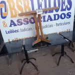 LOTE 013 - 03 MESAS DE MADEIRA COM PÉS DE FERRO MEDIDAS VARIADAS. (NO ESTADO, NÃO SABEMOS SE FUNCIONA. LEILÃO NÃO TEM GARANTIA E NEM DEVOLUÇÃO).