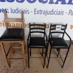 LOTE 066 - 02 CADEIRINHAS INFANTIL E 01 BANQUETA. (NO ESTADO, NÃO SABEMOS SE FUNCIONA. LEILÃO NÃO TEM GARANTIA E NEM DEVOLUÇÃO).