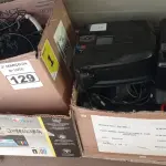 LOTE 129 - 02 RELÓGIOS DE PONTO, VÁRIOS FONES DE OUVIDO E VÁRIAS CAIXINHAS DE SOM PARA PC MARCAS E MODELOS DIVERSOS. (NO ESTADO) ATENÇÃO! FAZER A VISITAÇÃO ANTES DE ARREMATAR, NÃO SABEMOS SE FUNCIONA. LEILÃO NÃO TEM GARANTIA E NEM DEVOLUÇÃO, SUJEITO A POSSÍVEIS AVARIAS VISÍVEIS/OCULTAS E/OU AUSÊNCIA DE COMPONENTES.