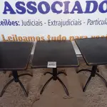 LOTE 052 - 03 MESAS DE MADEIRA E PÉS DE FERRO MEDIDAS VARIADAS. (NO ESTADO, NÃO SABEMOS SE FUNCIONA. LEILÃO NÃO TEM GARANTIA E NEM DEVOLUÇÃO).