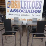 LOTE 033 - 02 MESAS DESIGN ARROJADO COM TAMPO DE MADEIRA E PÉS DE FERRO COM 04 CADEIRAS MEDINDO 80CMX80CM. (NO ESTADO, NÃO SABEMOS SE FUNCIONA. LEILÃO NÃO TEM GARANTIA E NEM DEVOLUÇÃO).
