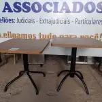 LOTE 072 - 02 MESAS COM TAMPO DE MADEIRA E PÉS DE FERRO MEDINDO 70CMX70CM. (NO ESTADO, NÃO SABEMOS SE FUNCIONA. LEILÃO NÃO TEM GARANTIA E NEM DEVOLUÇÃO).