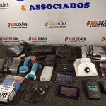 LOTE 008 - 01 LOTE COM ELETRÔNICOS DIVERSOS. (NO ESTADO) ATENÇÃO! FAZER A VISITAÇÃO ANTES DE ARREMATAR, NÃO SABEMOS SE FUNCIONA. LEILÃO NÃO TEM GARANTIA E NEM DEVOLUÇÃO, SUJEITO A POSSÍVEIS AVARIAS VISÍVEIS/OCULTAS E/OU AUSÊNCIA DE COMPONENTES.