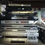 LOTE 065 - 10 APARELHOS DE DVD MARCAS E MODELOS DIVERSOS PARA RETIRADA DE PEÇAS. (NO ESTADO) ATENÇÃO! FAZER A VISITAÇÃO ANTES DE ARREMATAR, NÃO SABEMOS SE FUNCIONA. LEILÃO NÃO TEM GARANTIA E NEM DEVOLUÇÃO, SUJEITO A POSSÍVEIS AVARIAS VISÍVEIS/OCULTAS E/OU AUSÊNCIA DE COMPONENTES.