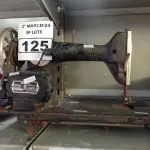 LOTE 125 - 01 MÁQUINA DE COSTURA ANTIGA. (NO ESTADO) ATENÇÃO! FAZER A VISITAÇÃO ANTES DE ARREMATAR, NÃO SABEMOS SE FUNCIONA. LEILÃO NÃO TEM GARANTIA E NEM DEVOLUÇÃO, SUJEITO A POSSÍVEIS AVARIAS VISÍVEIS/OCULTAS E/OU AUSÊNCIA DE COMPONENTES.