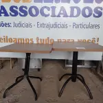 LOTE 070 - 02 MESAS COM TAMPO DE MADEIRA E PÉS DE FERRO MEDINDO 70CMX70CM. (NO ESTADO, NÃO SABEMOS SE FUNCIONA. LEILÃO NÃO TEM GARANTIA E NEM DEVOLUÇÃO).