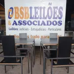 LOTE 032 - 02 MESAS DESIGN ARROJADO COM TAMPO DE MADEIRA E PÉS DE FERRO COM 04 CADEIRAS MEDINDO 80CMX80CM. (NO ESTADO, NÃO SABEMOS SE FUNCIONA. LEILÃO NÃO TEM GARANTIA E NEM DEVOLUÇÃO).
