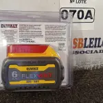 LOTE 070 - 01 BATERIA DE ION DE LÍTIO DE 20V-60V MÁXIMA COM INDICADOR DE CARGA MARCA DEWALT 6AH MODELO DCB606. (NOVO) (NO ESTADO) ATENÇÃO! FAZER A VISITAÇÃO ANTES DE ARREMATAR, NÃO SABEMOS SE FUNCIONA. LEILÃO NÃO TEM GARANTIA E NEM DEVOLUÇÃO, SUJEITO A POSSÍVEIS AVARIAS VISÍVEIS/OCULTAS E/OU AUSÊNCIA DE COMPONENTES.