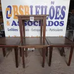 LOTE 003 - 04 MESAS EM MADEIRA MEDINDO 80X80CM. (NO ESTADO, NÃO SABEMOS SE FUNCIONA. LEILÃO NÃO TEM GARANTIA E NEM DEVOLUÇÃO).