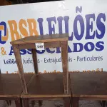 LOTE 040 - 04 MESAS DE MADEIRA MEDINDO 80CMX80CM. (NO ESTADO, NÃO SABEMOS SE FUNCIONA. LEILÃO NÃO TEM GARANTIA E NEM DEVOLUÇÃO).