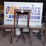 LOTE 024 - 04 MESAS DE MADEIRA, SENDO 01 COM AZULEJO. (NO ESTADO, NÃO SABEMOS SE FUNCIONA. LEILÃO NÃO TEM GARANTIA E NEM DEVOLUÇÃO).