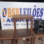 LOTE 036 - 04 MESAS EM MADEIRA MEDINDO 80CMX80CM COM 04 BANQUETAS DE PLÁSTICO. (NO ESTADO, NÃO SABEMOS SE FUNCIONA. LEILÃO NÃO TEM GARANTIA E NEM DEVOLUÇÃO).