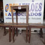 LOTE 040 - 04 MESAS DE MADEIRA MEDINDO 80CMX80CM. (NO ESTADO, NÃO SABEMOS SE FUNCIONA. LEILÃO NÃO TEM GARANTIA E NEM DEVOLUÇÃO).