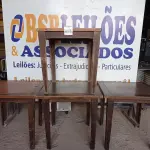 LOTE 006 - 04 MESAS EM MADEIRA MEDINDO 80X80CM. (NO ESTADO, NÃO SABEMOS SE FUNCIONA. LEILÃO NÃO TEM GARANTIA E NEM DEVOLUÇÃO).