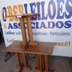 LOTE 018 - 04 MESAS DE MADEIRA MEDINDO 60CMX60CM(NO ESTADO, NÃO SABEMOS SE FUNCIONA. LEILÃO NÃO TEM GARANTIA E NEM DEVOLUÇÃO).