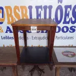 LOTE 024 - 04 MESAS DE MADEIRA, SENDO 01 COM AZULEJO. (NO ESTADO, NÃO SABEMOS SE FUNCIONA. LEILÃO NÃO TEM GARANTIA E NEM DEVOLUÇÃO).