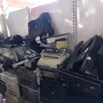 LOTE 550 - 01 LOTE DE SUCATAS DE IMPRESSORAS E MATERIAIS DIVERSOS. (NO ESTADO) ATENÇÃO! FAZER A VISITAÇÃO ANTES DE ARREMATAR, NÃO SABEMOS SE FUNCIONA. LEILÃO NÃO TEM GARANTIA E NEM DEVOLUÇÃO, SUJEITO A POSSÍVEIS AVARIAS VISÍVEIS/OCULTAS E/OU AUSÊNCIA DE COMPONENTES.